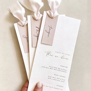 Tarjeta de Menú de Boda Personalizada con Cinta, Elegante Tarjeta de Felicitación de Papel de Algodón, Estampado en Caliente, Impresión Offset, Etiqueta con Nombre, Impresión Vainilla - Product Image 1