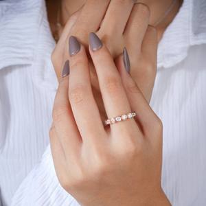 Anillo de Eternidad Chic de Oro Rosa de 14K con Moissanita de Corte Redondo, Elegante Anillo de Boda con Engaste de Bisel para Mujer, Joyería Moderna Minimalista - Product Image 3