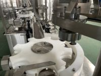 Machine de remplissage et de bouchage automatique Hebo à 4 têtes à piston avec trémie pour liquides, idéale pour les bidons et les bouteilles