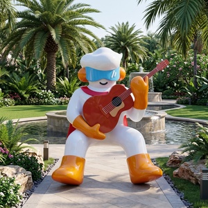 Statue en résine de dessin animé abstrait jouant de la guitare avec une cape rouge et des lunettes bleues, décoration d'intérieur, sculpture artistique - Product Image 2