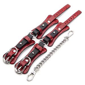 Ensemble de 7 pièces portables en cuir pour jeux de bondage sexy pour couples, comprenant des menottes, des attaches pour les pieds, des attaches de lit et une fouet pour le flirt et les jeux SM - Product Image 4