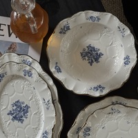 Set d'assiettes baroques en céramique florale bleue européenne avec motif en dentelle gaufrée Set d'assiettes vintage pour mariage