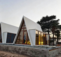 Villa de luxe en structure acier A-frame avec panneaux sandwich, design scandinave, étanche et alimentée à l'énergie solaire, idéale pour les voyages