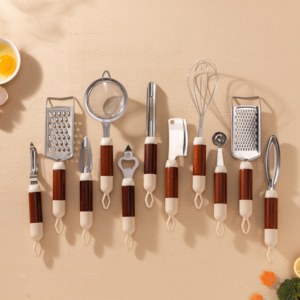 Ensemble de 11 ustensiles de cuisine en acier inoxydable de qualité alimentaire avec manche ergonomique en bois pour la cuisson et la pâtisserie à domicile - Product Image 1