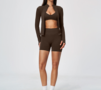 Ensemble de sport 3 pièces uni pour femme : Veste courte zippée à manches longues, soutien-gorge de sport à col en V et short cycliste taille haute anti-roulement avec logo frontal