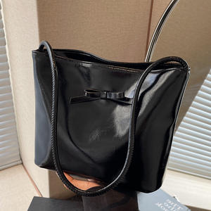 Sac fourre-tout en cuir verni multicolore avec décoration d'arc, doux et polyvalent - Product Image 6