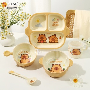 Juego de <span class=keywords><strong>Vajilla</strong></span> <span class=keywords><strong>Infantil</strong></span> de <span class=keywords><strong>Melamina</strong></span> de Grado Alimenticio con Diseño de Capibara, Tazón, Taza, Plato, Cuchara - Modelo KP, Diseño Fresco y Adorable - Product Image 2