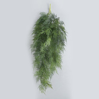 Décoration murale créative avec plantes vertes et fausses fleurs. Décoration de plafond de mariage avec des plantes artificielles.