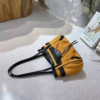 Sac fourre-tout en daim de vache avec garniture en cuir, fermeture à glissière et pompon pour femme - Sac hobo vintage tendance avec poche avant