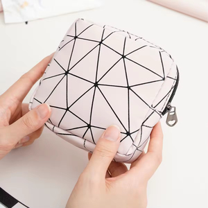 Bolsa de Almacenamiento de Toallas Sanitarias Portátil, Plegable, de Gran Capacidad, con Cierre de Cremallera, Material PU, Superventas Transfronterizo, para Estudiantes de Secundaria - Product Image 2