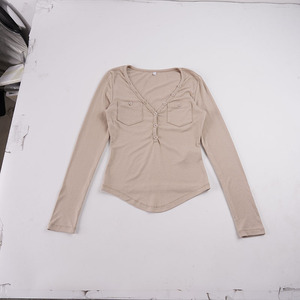T-shirt à manches longues et col en V profond pour femme, haut ajusté à ourlet asymétrique avec style rétro workwear, chemisier chic et décontracté - Product Image 3