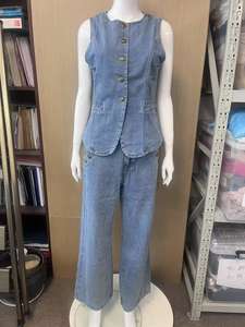 เสื้อกล้ามยีนส์ผู้หญิงแบบไม่มีแขน ดีไซน์หรูหราติดกระดุม พร้อมกางเกงขายาวทรงกว้าง ชุดเซ็ต 2 ชิ้น ชุดลำลองยีนส์ - Product Image 5