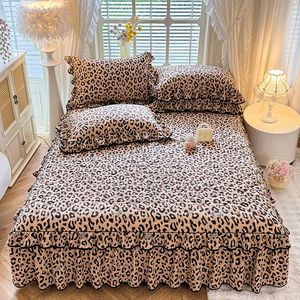 2025 venta al por mayor invierno cálido KING Size cama falda conjunto antideslizante grueso <span class=keywords><strong>colcha</strong></span> con cubierta de cama conjunto para el hogar - Product Image 4