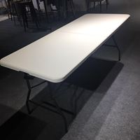 Vente en gros de tables en plastique pliables de 8 pieds de long utilisées pour les fêtes en plein air et les événements de potluck
