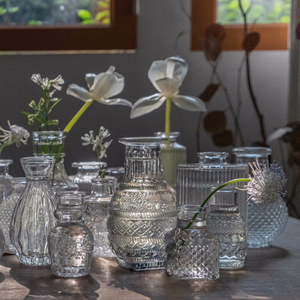Mini Vase à bourgeons en verre rond de style vintage Vase à fleurs décoratif de table pour la maison ou le mariage Petite pierre ronde pour pièce maîtresse - Product Image 6