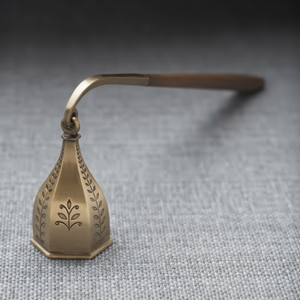 Éteignoir décoratif en métal en acier inoxydable avec finition polie pour accessoires de maison élégants mariages et méditation - Product Image 1