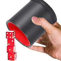 Deskjoy Tasse à dés en cuir silencieuse de 3.75 pouces à l'intérieur de la couverture en velours avec 4 dés transparents pour bar et plateau de jeu