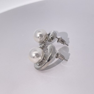 Boucles d'oreilles clous en perles en forme de lettre plaquées or en laiton élégantes et classiques de Tianyu Gems pour femmes - Product Image 3