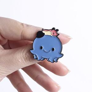 Broches fantaisie en émail motif monstre bleu, épingles de dessin animé mignonnes, accessoires en métal en forme de souris et de pieuvre, badges de vente en gros - Product Image 5