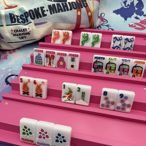 Modernas y Lujosas Fichas de Mahjong Americanas con Temática Invernal, 160 Piezas, Serie Chalet Lift con Cabaña Acogedora y Gráficos Inspirados en el Esquí - Product Image 1