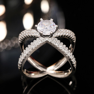 Elegante Anello Incrociato per Donne, Gioiello Minimalista alla Moda - Product Image 1