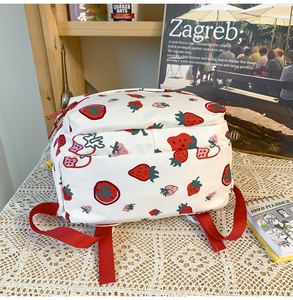 Style japonais distinctif Graffiti <span class=keywords><strong>Junior</strong></span> High School femmes grande capacité décontracté <span class=keywords><strong>fraise</strong></span> ours imprimé étudiant sac à dos - Product Image 4