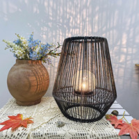 Vente en gros de lanternes à bougies de jardin noir pour la décoration intérieure lanterne solaire rechargeable Ip44 en rotin avec ampoule