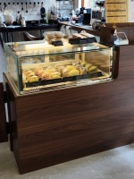 Vitrine réfrigérée commerciale pour café et pâtisseries avec éclairage LED, couleur personnalisée, design écologique, construction robuste