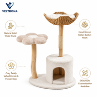 Arbre à chat moderne 62 cm avec niche en peluche, griffoir en sisal, panier tressé, gamelle et deux niveaux pour l'escalade intérieure