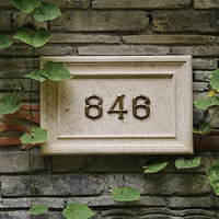 Plaque de numéro de maison en marbre sculpté sur mesure, artisanale, en pierre naturelle, rustique, pour extérieur, signalétique d'adresse personnalisée