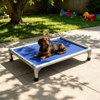 Benutzerfreundliches, modulares, erhöhtes Hundebett aus Aluminium für den täglichen Gebrauch von Haustieren unterschiedlicher Gewichtsklasse.