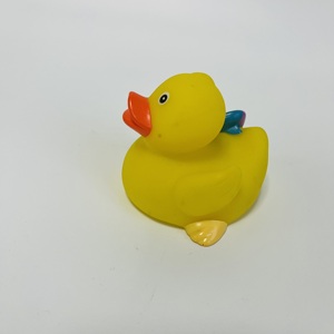 Canard de bain en plastique et caoutchouc personnalisé avec logo OEM/ODM, styles de jouets de canard de bain en vrac, flotte et couine dans l'eau pour enfants et bébés - Product Image 4