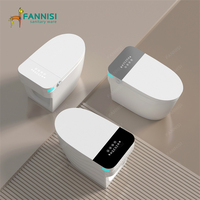 Appareil sanitaire automatique moderne avec capteur de pied allongé et encastré au sol Réservoir d'eau dissimulé Toilette intelligente blanche intelligente