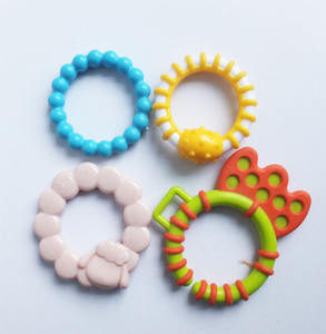 फैक्टरी गर्म बेच Babys खिलौने प्लास्टिक के छल्ले कस्टम मुद्रित प्लास्टिक Buckles Babys खिलौने सामान - Product Image 2