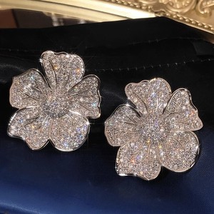 Eleganti Orecchini a Perno con Fiore di Camelia, Gioielli Minimalisti Chic da Donna, per Uso Quotidiano e Regalo - Product Image 1