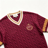Pull en maille rouge bordeaux brodé sur mesure à col en V et manches courtes avec poignets rayés pour homme – Vente en gros
