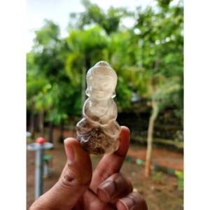 Sculpture de Bouddha bébé en quartz fumé, un symbole sacré de calme, de protection et d'énergie de mise à terre - Product Image 1