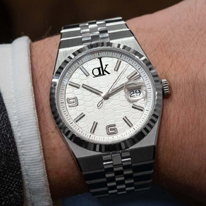 Montre à quartz pour homme avec logo personnalisé OEM ODM, lunette cannelée, cadran nid d'abeille, bracelet <span class=keywords><strong>Jubilee</strong></span> en acier inoxydable, affichage de la date, montre habillée - Product Image 3
