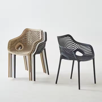 Chaises en plastique de salle à manger en plein air de haute qualité style minimaliste moderne accoudoirs de conception empilables à dossier creux restaurants