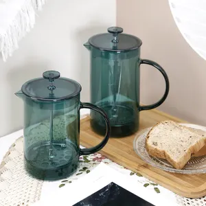 Cafetera de prensa francesa de colores en ámbar azul