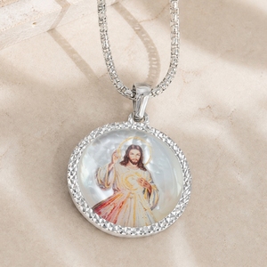 Collar con Colgante de Concha de Nácar Pintado <span class=keywords><strong>a</strong></span> Mano con la Imagen de la Divina Misericordia, Artículo Religioso con Imagen de Santo Católico, Amuleto Sagrado Personalizado - Product Image 1