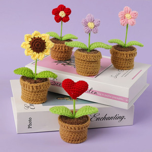 Pot de fleurs en crochet fait main avec des fleurs miniatures de marguerite, de tulipe, de rose et de tournesol pour la décoration de la maison, des mariages et de la photographie - Product Image 4