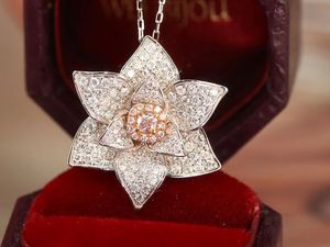 Bijoux de luxe Xinfly, pendentif en or 18 carats personnalisé avec diamant naturel, grand pendentif géométrique en forme de fleur porte-bonheur - Product Image 3