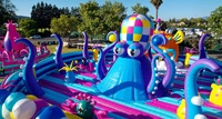 Aire de jeux gonflable sur le thème de l'océan avec toboggan pieuvre et zone de fête en mousse pour enfants