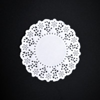 Nouvelle conception de napperons ronds en papier blanc avec dentelle pour la création de cartes