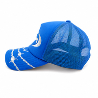 Casquette Trucker de Luxe Légère en Maille Haute Qualité, 5 Panneaux, avec Détail Anneau Métallique, Broderie Logo Personnalisé Crâne Fil Barbelé