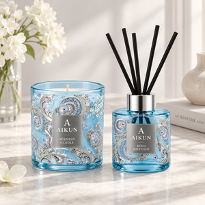 Coffret cadeau Aikun Blue Paisley : bougie parfumée et diffuseur à bâtonnets dans un emballage en verre, avec bâtonnets noirs et insert intégré. - Product Image 2