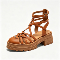 Sandales gladiateur personnalisées ODM OEM à brides croisées tressées, boucle métallique réglable à la cheville, plateforme superposée, talon carré, en PU végétalien