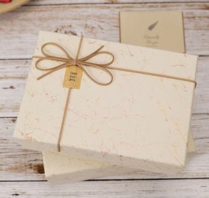 Caja de Regalo de Alta Gama con Tapa Texturizada, Cierre Magnético, Impresión a Cuatro Colores, Cartón Grueso con Patrón Artístico, Etiqueta de Cuerda Kraft - Product Image 1