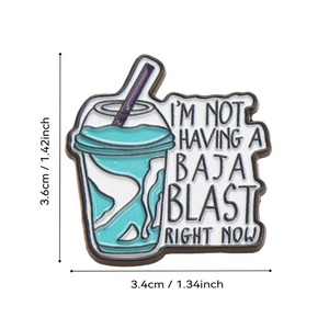 Spilla smaltata con meme Baja Blast, spilla da bavero con la scritta "Non sto facendo un Baja Blast adesso" - Product Image 4